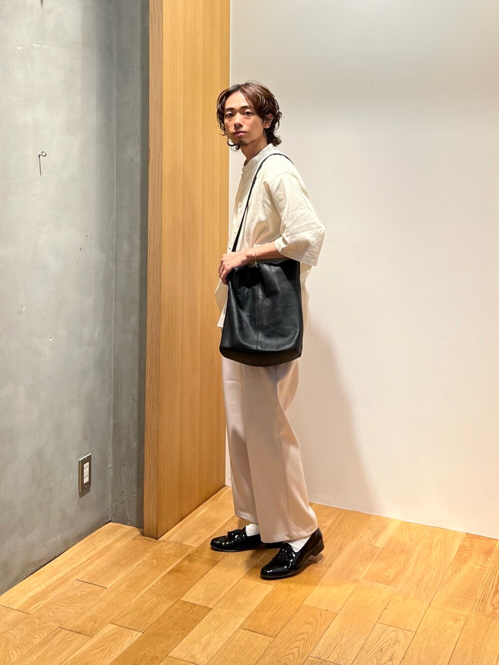 「ショルダーバッグ、お出かけコーデ、レイヤードスタイル、夏コーデ、トートバッグ、スラックス、テーマパークコーデ、ワントーンコーデ、ローファー、シャツスタイル、シンプル、シアートップス、白Tシャツ、レザー、リネンシャツ」|「URBAN RESEARCHのURBAN RESEARCH iD エステルチノトラウザー(チノパンツ、グレー系)」を使った、UR_SkmK.さん(メンズ・167cm)の夏コーディネートの2枚目の写真