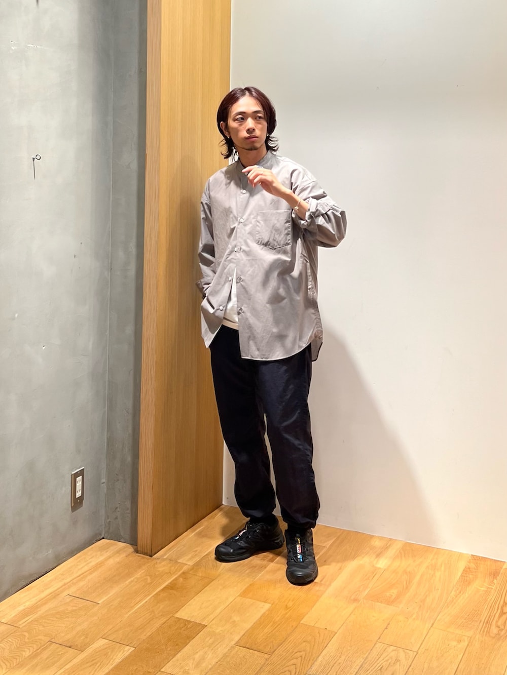 「テーマパークコーデ、おしゃ見えテクニック、フェススタイル、シンプル、白Tシャツ、アウトドアスタイル、きれいめカジュアル、休日スタイル、夏コーデ、スポーツミックス、スニーカー、シャツスタイル、GRAMICCI、大人カジュアル、お出かけコーデ」｜「URBAN RESEARCHのC/Nエアーワッシャーシャツ（シャツ/ブラウス、グレー系）」を使った、UR_SkmK.さん（メンズ・167cm）の夏コーディネートの2枚目の写真