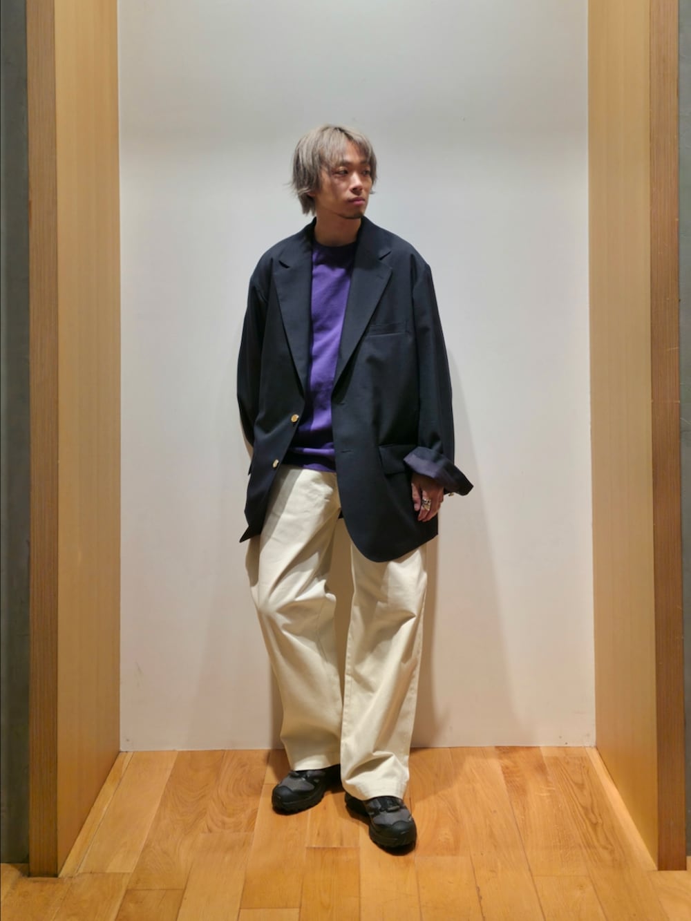 ブルー系のテーラードジャケット、パープル系のTシャツ/カットソー、ホワイト系のその他パンツを着用したメンズの夏コーディネートの2枚目の写真
