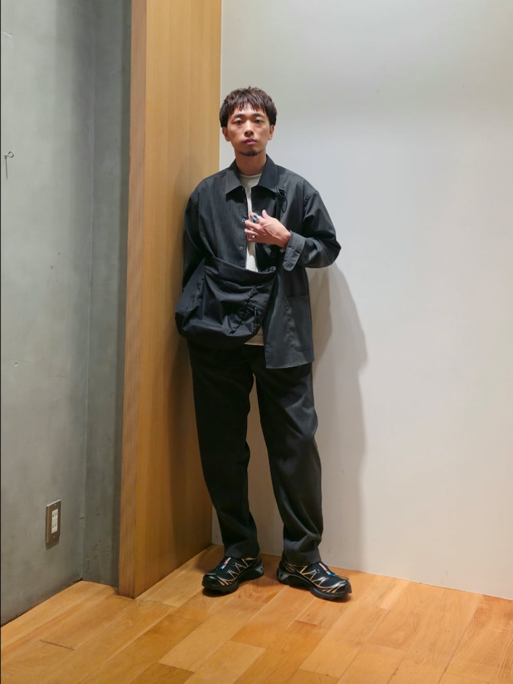 ホワイト系のTシャツ/カットソー、ブラック系のスニーカー、ブラック系のショルダーバッグを着用したメンズの秋コーディネートの3枚目の写真