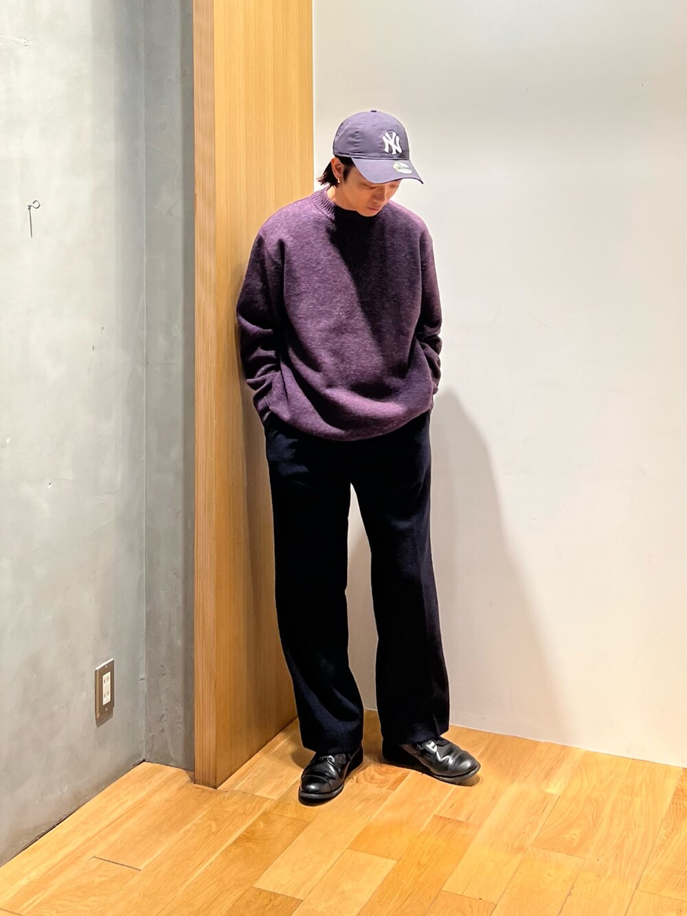 「ニット、レザー、冬コーデ、きれいめカジュアル、モード、お出かけコーデ、スラックス、冬アウター、モノトーン、キャップ、ミリタリー、シンプルコーデ、レイヤードスタイル、ハンドバッグ、大人カジュアル」|「ATONの『別注』ATON×URBAN RESEARCH M-65 FIELD JACKET(ナイロンジャケット、グレー系)」を使った、UR_SkmK.さん(メンズ・167cm)の秋コーディネートの3枚目の写真