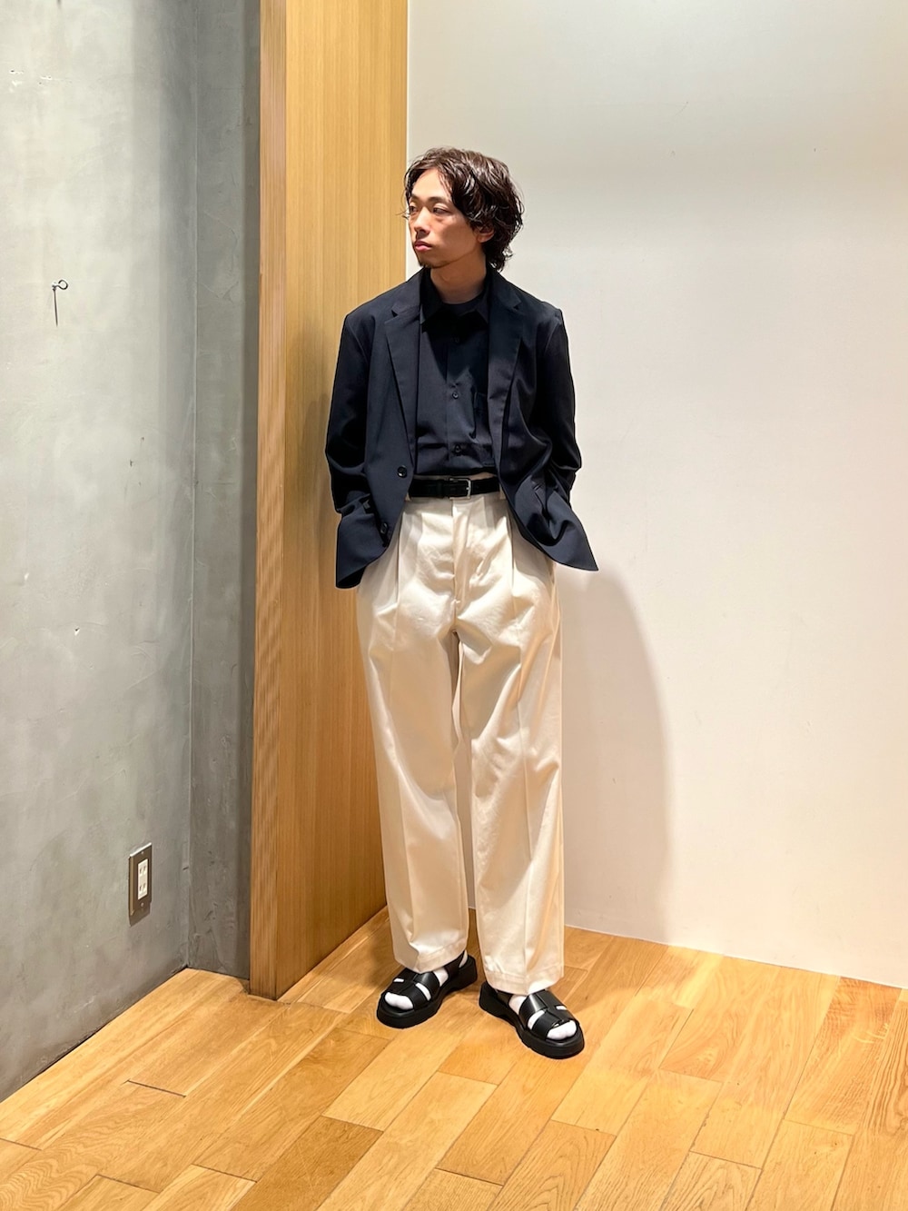 「デートコーデ、淡色コーデ、きれいめカジュアル、春夏コーデ、シャツスタイル、休日スタイル、低身長コーデ、白パンツ、グルカサンダル、テーラードジャケット、ジャケットスタイル、チノパン、革靴、タックイン、大人カジュアル」|「URBAN RESEARCHの『UR TECH DRYLUXE』DRY LUXE 2B JACKET(その他アウター、ブルー系)」を使った、UR_SkmK.さん(メンズ・167cm)の春コーディネートの2枚目の写真