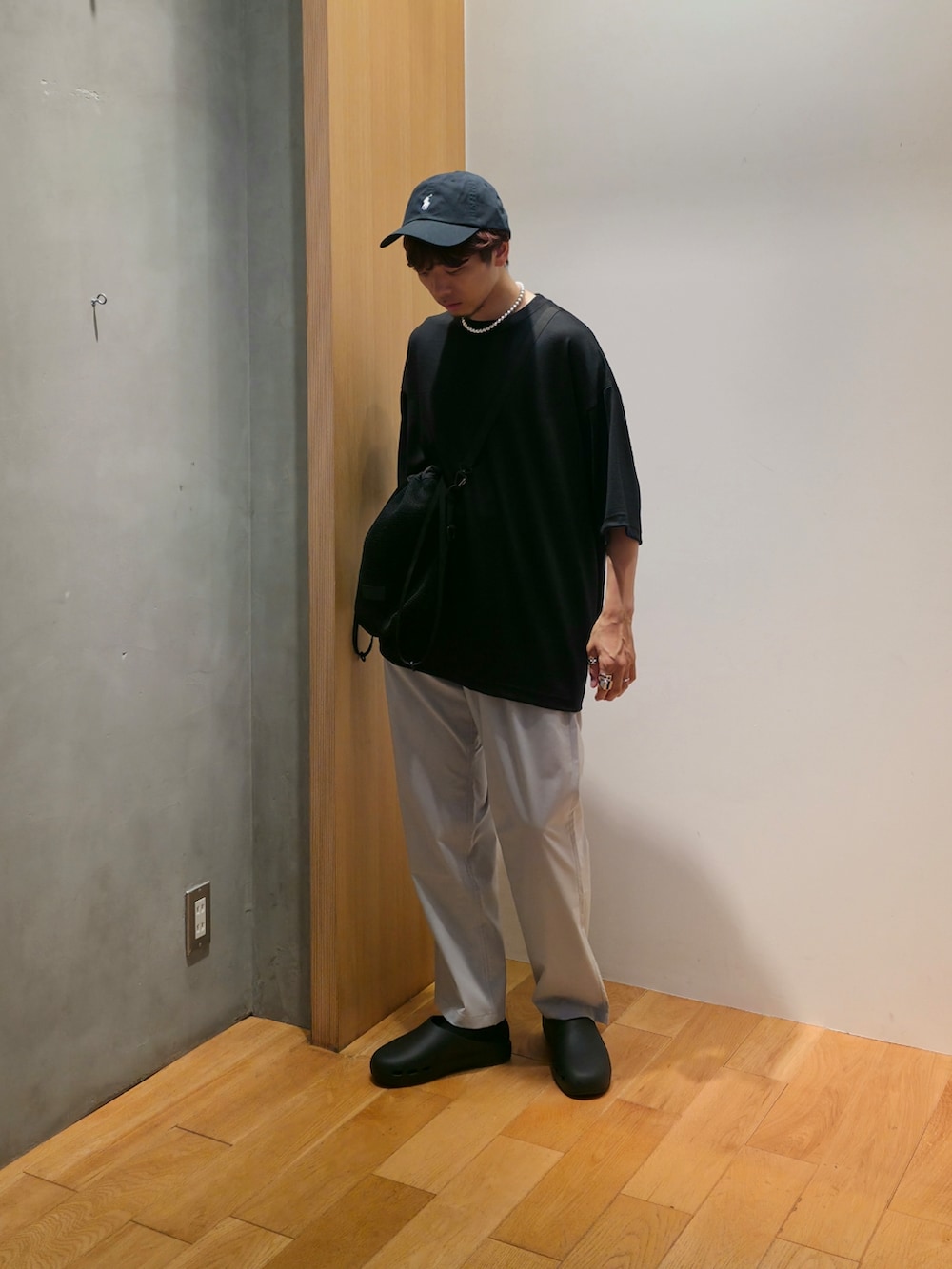 「スポーツミックス、サンダル、黒Tシャツ、雨の日コーデ、モノトーン、デートコーデ、淡色コーデ、キャップ、きれいめカジュアル、レイヤードスタイル、Tシャツ、夏コーデ、ショルダーバッグ、ブラックコーデ、大人カジュアル」|「URBAN RESEARCHのnew basic ウォッシャブルメリノウールショートスリーブTシャツ(Tシャツ/カットソー、ブラック系)」を使った、UR_SkmK.さん(メンズ・167cm)の夏コーディネートの4枚目の写真