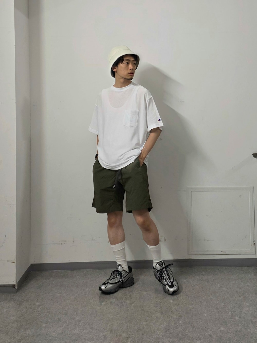 「レイヤードスタイル、スポーツミックス、バケットハット、白Tシャツ、雨の日コーデ、デートコーデ、淡色コーデ、ハーフパンツ、スニーカー、Tシャツ、夏コーデ、シンプルコーデ、ストリート、休日スタイル、大人カジュアル」｜「ChampionのLOWERCASE×Champion　速乾ReverseWEave TEE（Tシャツ/カットソー、ホワイト系）」を使った、UR_SkmK.さん（メンズ・167cm）の夏コーディネートの4枚目の写真