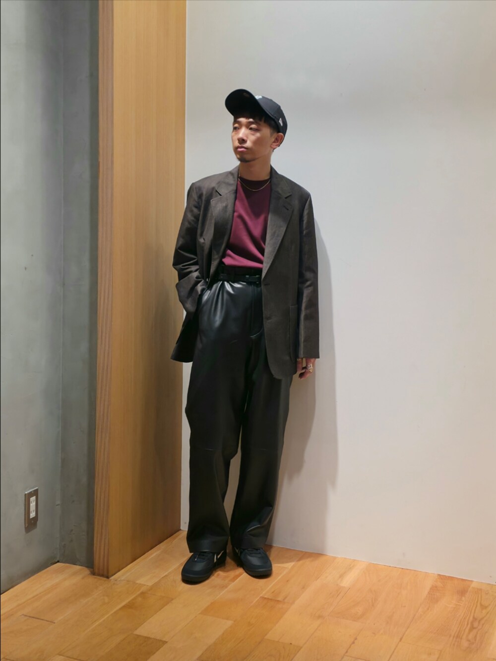 ブラウン系のその他アウター、レッド系のTシャツ/カットソー、ブラック系のその他パンツを着用したメンズの秋コーディネートの2枚目の写真