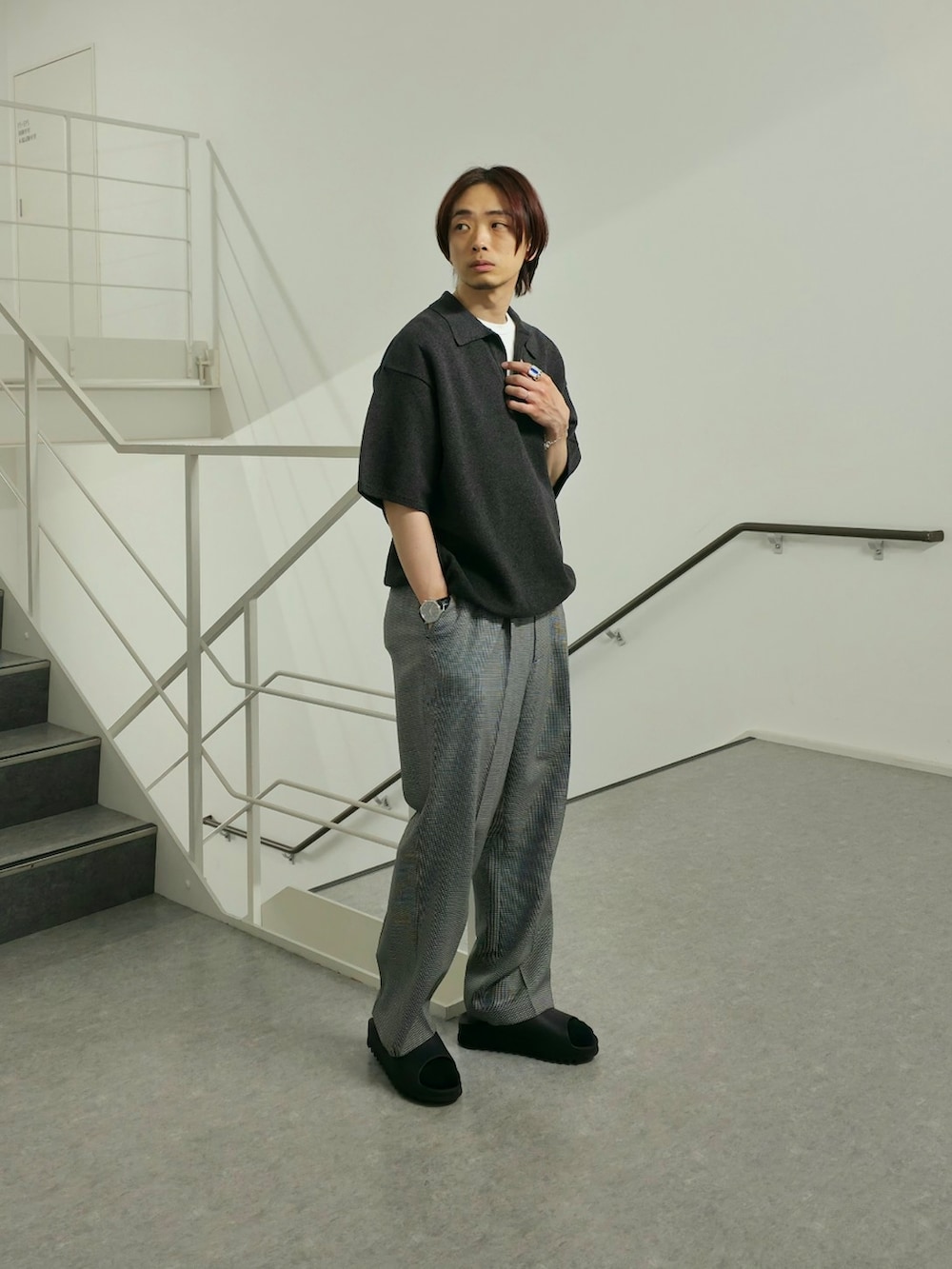 「レイヤードスタイル、韓国ファッション、最近のいい感じコーデ、モノトーン、大人カジュアル、スポーツミックス、春夏コーデ、淡色コーデ、シンプルコーデ、きれいめカジュアル、休日スタイル、ワイドパンツ、Tシャツ、サンダル、お出かけコーデ」｜「crepusculeの『別注』crepuscule×URBAN RESEARCH　Linen Skipper Polo（ニット/セーター、ブラック系）」を使った、UR_SkmK.さん（メンズ・167cm）の春コーディネートの2枚目の写真