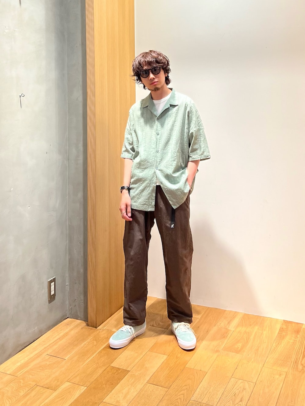 グリーン系のシャツ/ブラウス、ホワイト系のTシャツ/カットソー、ブラウン系のその他パンツを着用したメンズの春コーディネートの3枚目の写真