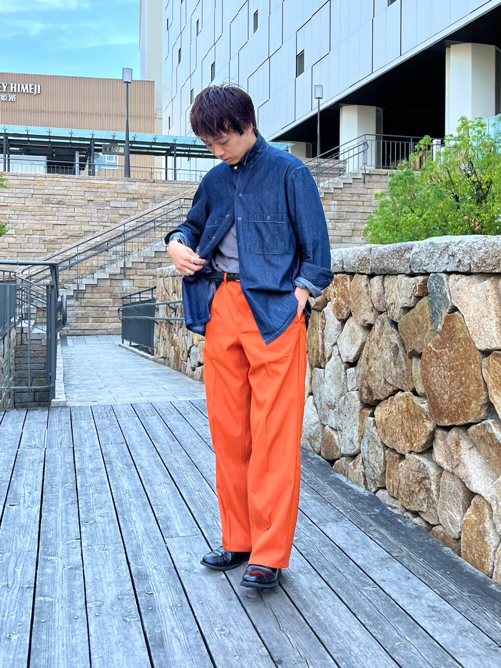ブルー系のシャツ/ブラウス、グレー系のシャツ/ブラウス、オレンジ系のその他パンツを着用したメンズの秋コーディネートの2枚目の写真