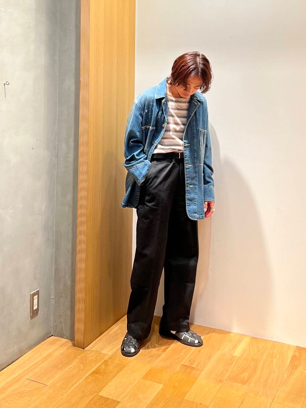 ブラック系のサンダル、グレー系のTシャツ/カットソー、ブラック系のその他パンツを着用したメンズの夏コーディネートの3枚目の写真
