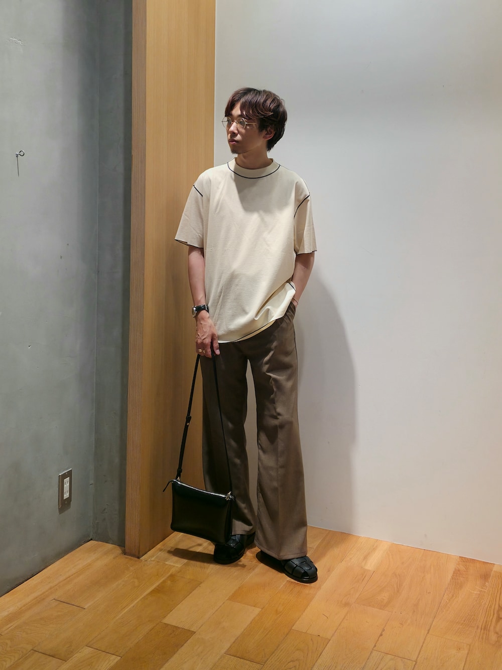 ホワイト系のTシャツ/カットソー、ブラウン系のその他パンツ、ブラック系のサンダルを着用したメンズの夏コーディネートの4枚目の写真