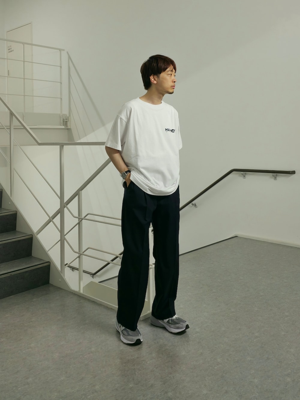 「柄シャツ、レイヤードスタイル、ワイドパンツ、シャツスタイル、白Tシャツ、淡色コーデ、シンプルコーデ、きれいめカジュアル、休日スタイル、スニーカー、Tシャツ、お出かけコーデ、低身長コーデ、モノトーン、デートコーデ」|「URBAN RESEARCHのnew basic THOMAS MASON SHORT-SLEEVE OVER SHIRTS(シャツ/ブラウス、その他)」を使った、UR_SkmK.さん(メンズ・167cm)の春コーディネートの4枚目の写真