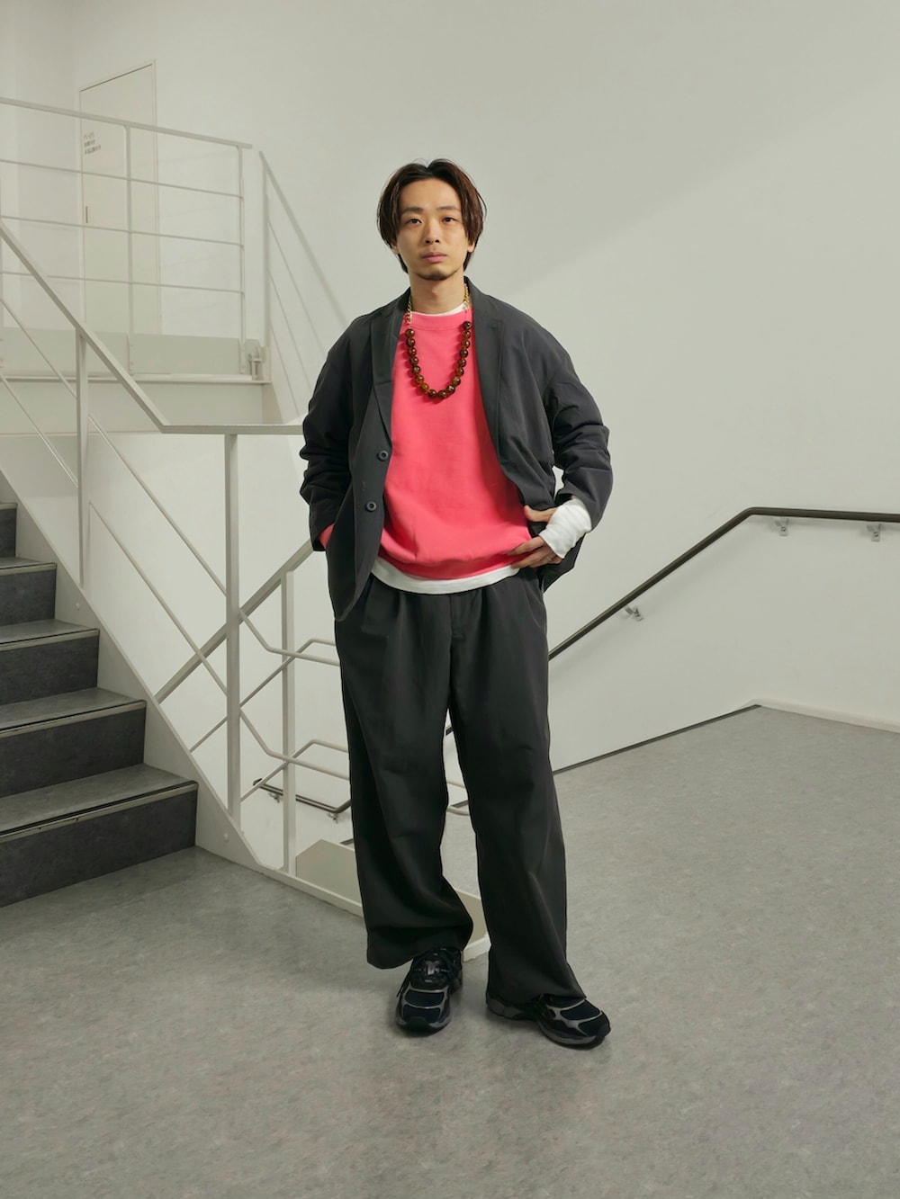 ブラック系のその他アウター、ピンク系のスウェット、ブラック系のその他パンツを着用したメンズの春コーディネートの2枚目の写真