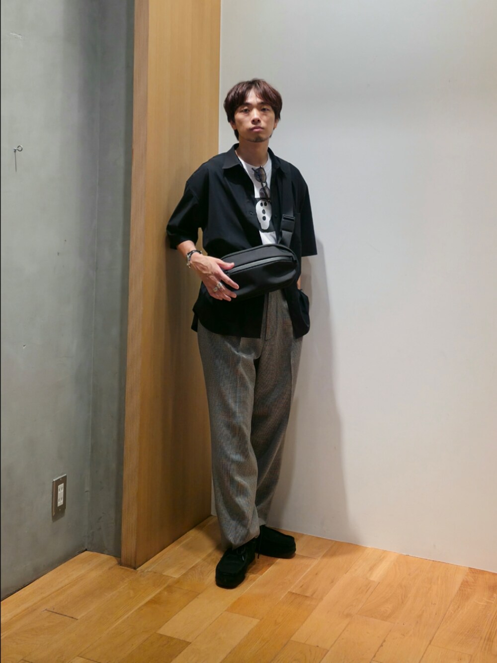 ブラック系のシャツ/ブラウス、ホワイト系のTシャツ/カットソー、その他のその他パンツを着用したメンズの夏コーディネートの2枚目の写真