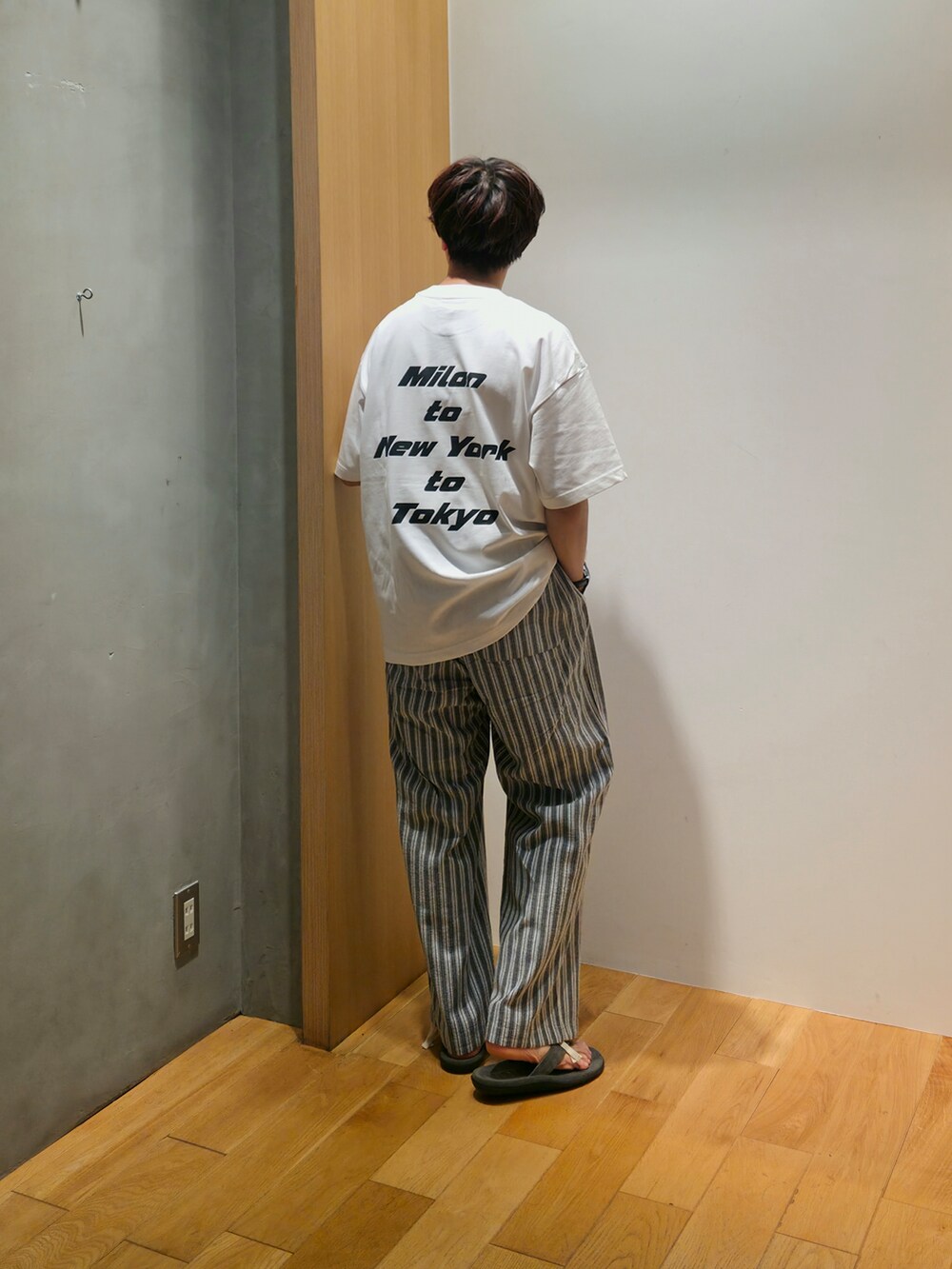 グレー系のその他アウター、ブラック系のシャツ/ブラウス、ホワイト系のTシャツ/カットソーを着用したメンズの夏コーディネートの5枚目の写真