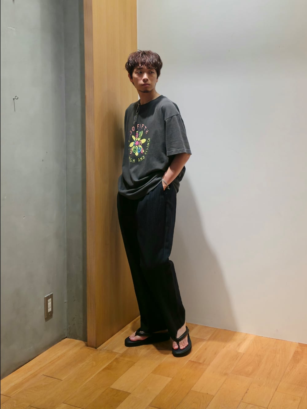 ブルー系のその他アウター、ブラック系のTシャツ/カットソー、ブルー系のその他パンツを着用したメンズの夏コーディネートの3枚目の写真