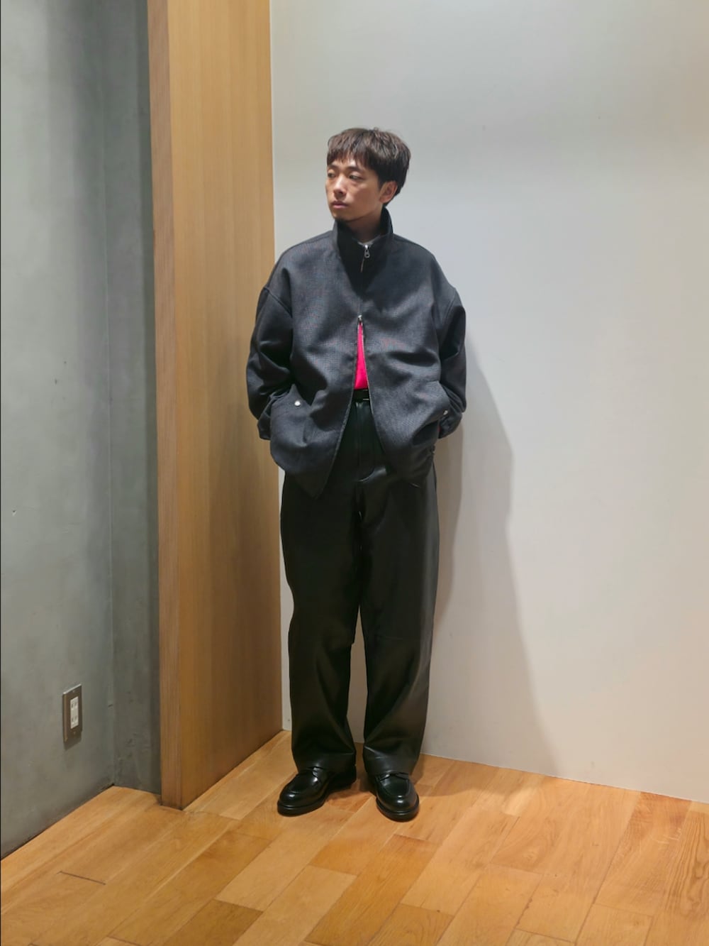 ブルー系のブルゾン、レッド系のニット/セーター、ブラック系のその他パンツを着用したメンズの秋コーディネートの2枚目の写真