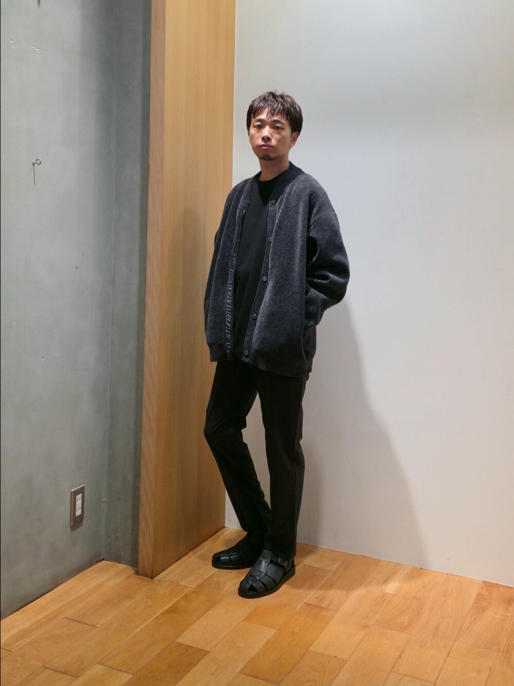 グレー系のカーディガン/ボレロ、ブラック系のTシャツ/カットソー、ブラック系のその他パンツを着用したメンズの秋コーディネートの5枚目の写真