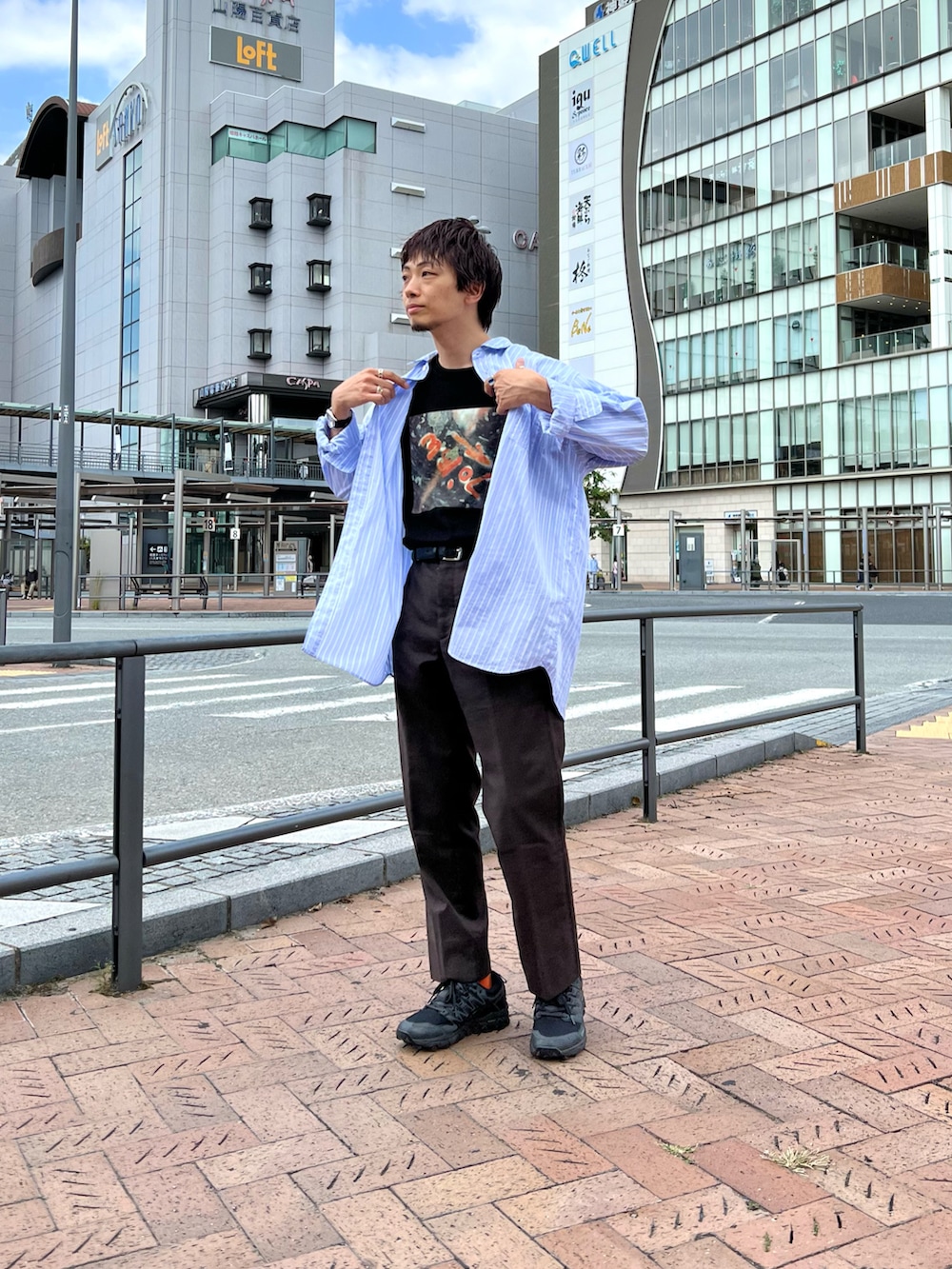 ブルー系のシャツ/ブラウス、ブラック系のTシャツ/カットソー、ブラウン系のパンツを着用したメンズの秋コーディネートの2枚目の写真