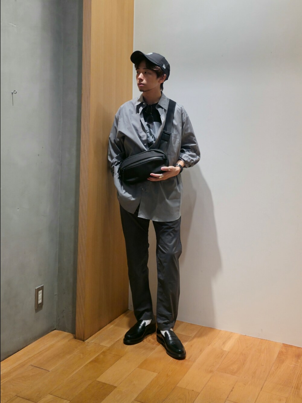 ブラック系のTシャツ/カットソー、グレー系のその他パンツ、ブラック系のドレスシューズを着用したメンズの夏コーディネートの2枚目の写真