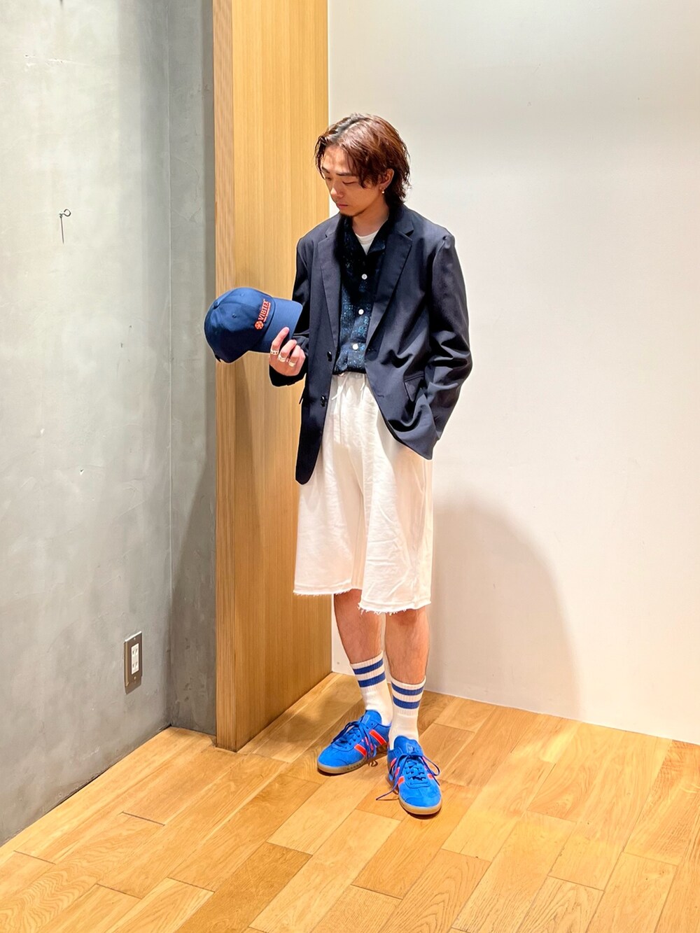 「プチプラ、きれいめカジュアル、フェスコーデ、夏だ！Tシャツ着よう！、さらっと晴れやかスナップ、レイヤードスタイル、夏コーデ、ハーフパンツ、スポーツミックス、シャツスタイル、ジャケットスタイル、淡色コーデ、シアートップス、お出かけコーデ、スニーカー」｜「URBAN RESEARCHの『UR TECH DRYLUXE』DRY LUXE 2B JACKET（その他アウター、ブルー系）」を使った、UR_SkmK.さん（メンズ・167cm）の夏コーディネートの3枚目の写真