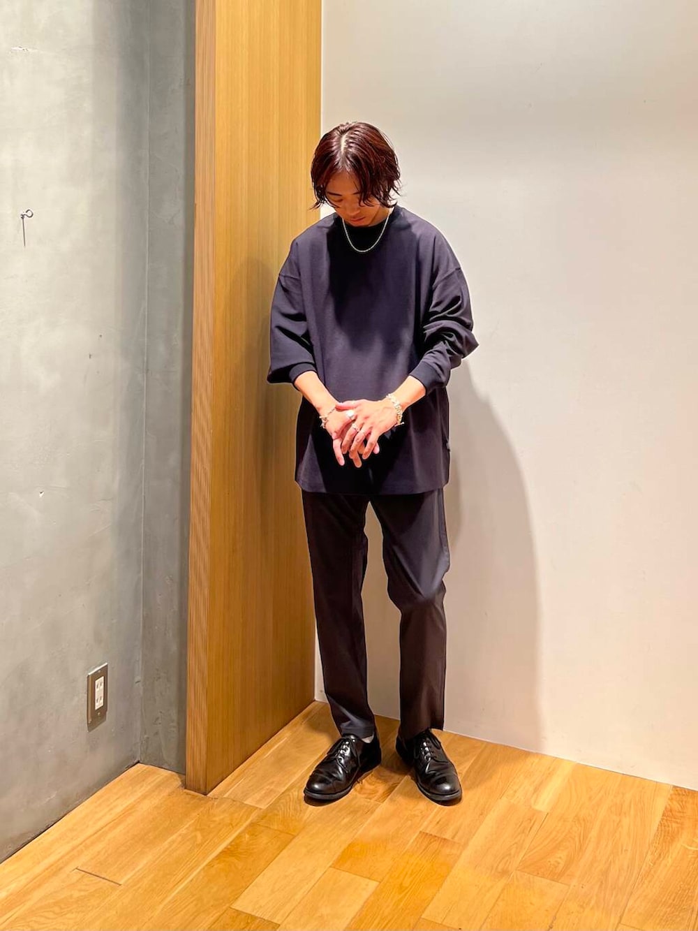 ブルー系のTシャツ/カットソー、グレー系のその他パンツ、ホワイト系のブレスレットを着用したメンズの夏コーディネートの5枚目の写真