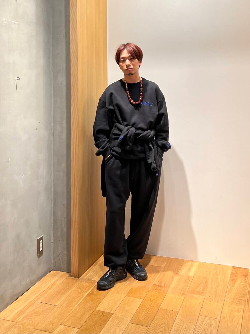 ブラック系のスウェット、ブラック系のその他パンツ、ブラック系のブルゾンを着用したメンズの冬コーディネートの4枚目の写真