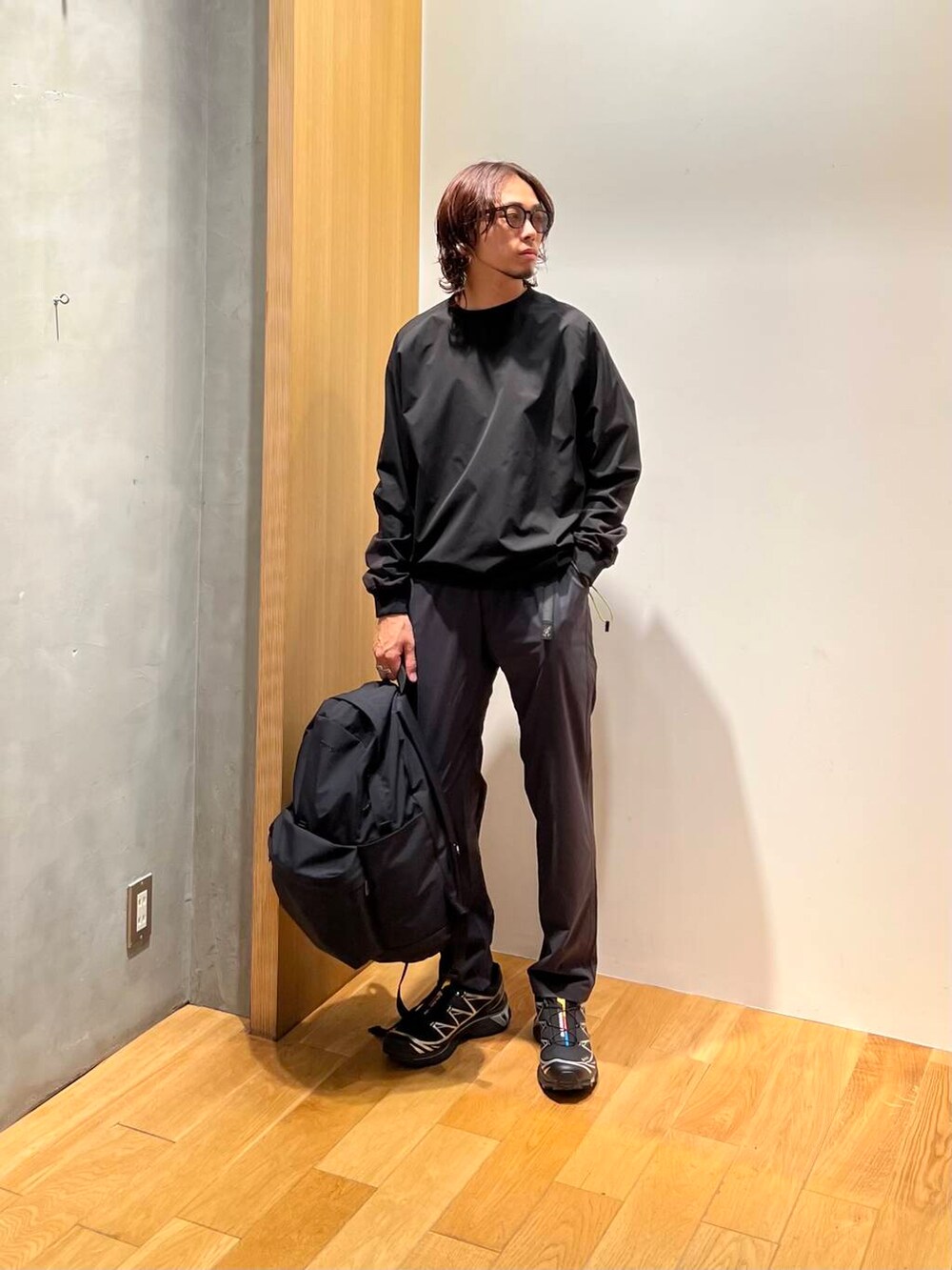 ブラック系のTシャツ/カットソー、グレー系のその他パンツ、ブラック系のバックパック/リュックを着用したメンズの夏コーディネートの5枚目の写真