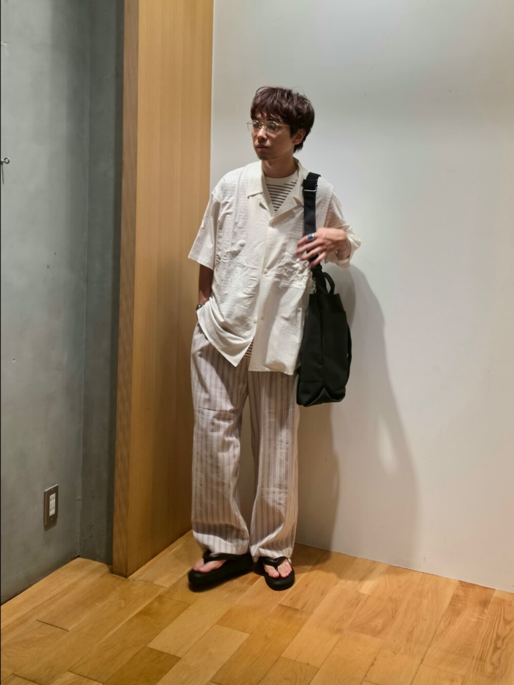 ホワイト系のシャツ/ブラウス、ベージュ系のTシャツ/カットソー、ブラウン系のその他パンツを着用したメンズの夏コーディネートの3枚目の写真