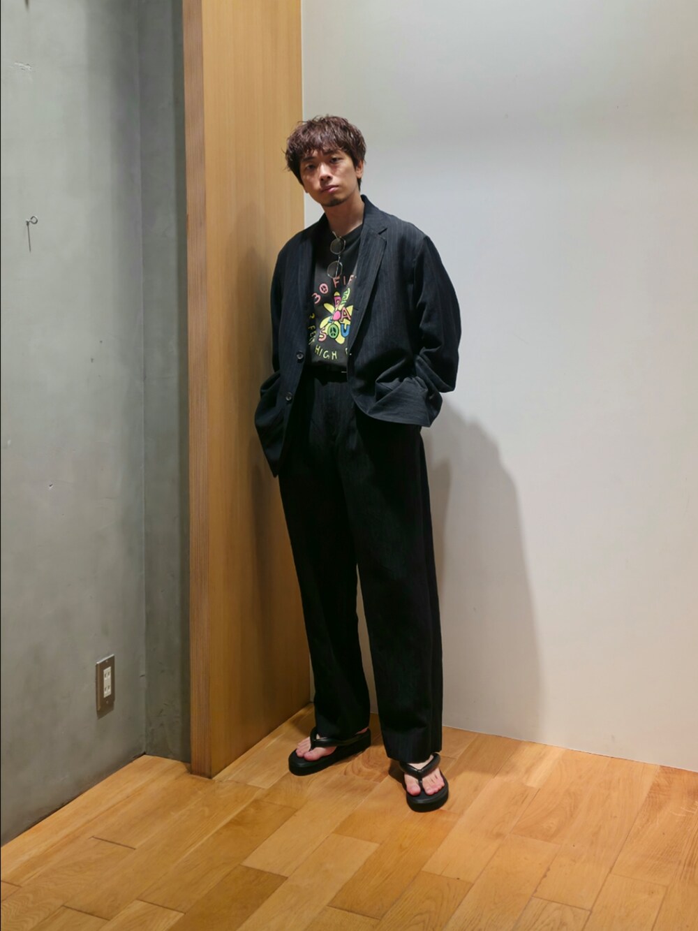 ブルー系のその他アウター、ブラック系のTシャツ/カットソー、ブルー系のその他パンツを着用したメンズの夏コーディネートの4枚目の写真