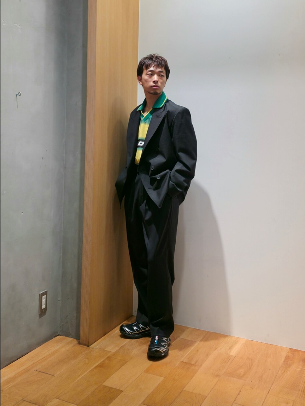 ブラック系のその他アウター、その他のTシャツ/カットソー、ブラック系のその他パンツを着用したメンズの秋コーディネートの2枚目の写真