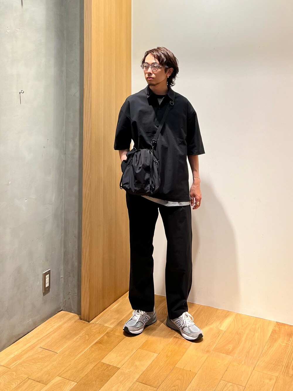 ブラック系のポロシャツ、ブラック系のTシャツ/カットソー、ブラック系のその他パンツを着用したメンズの夏コーディネートの3枚目の写真