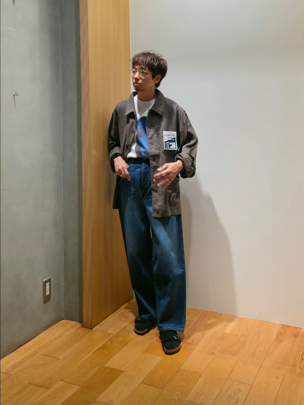グレー系のカバーオール、その他のTシャツ/カットソー、ブルー系のデニムパンツを着用したメンズの夏コーディネートの2枚目の写真