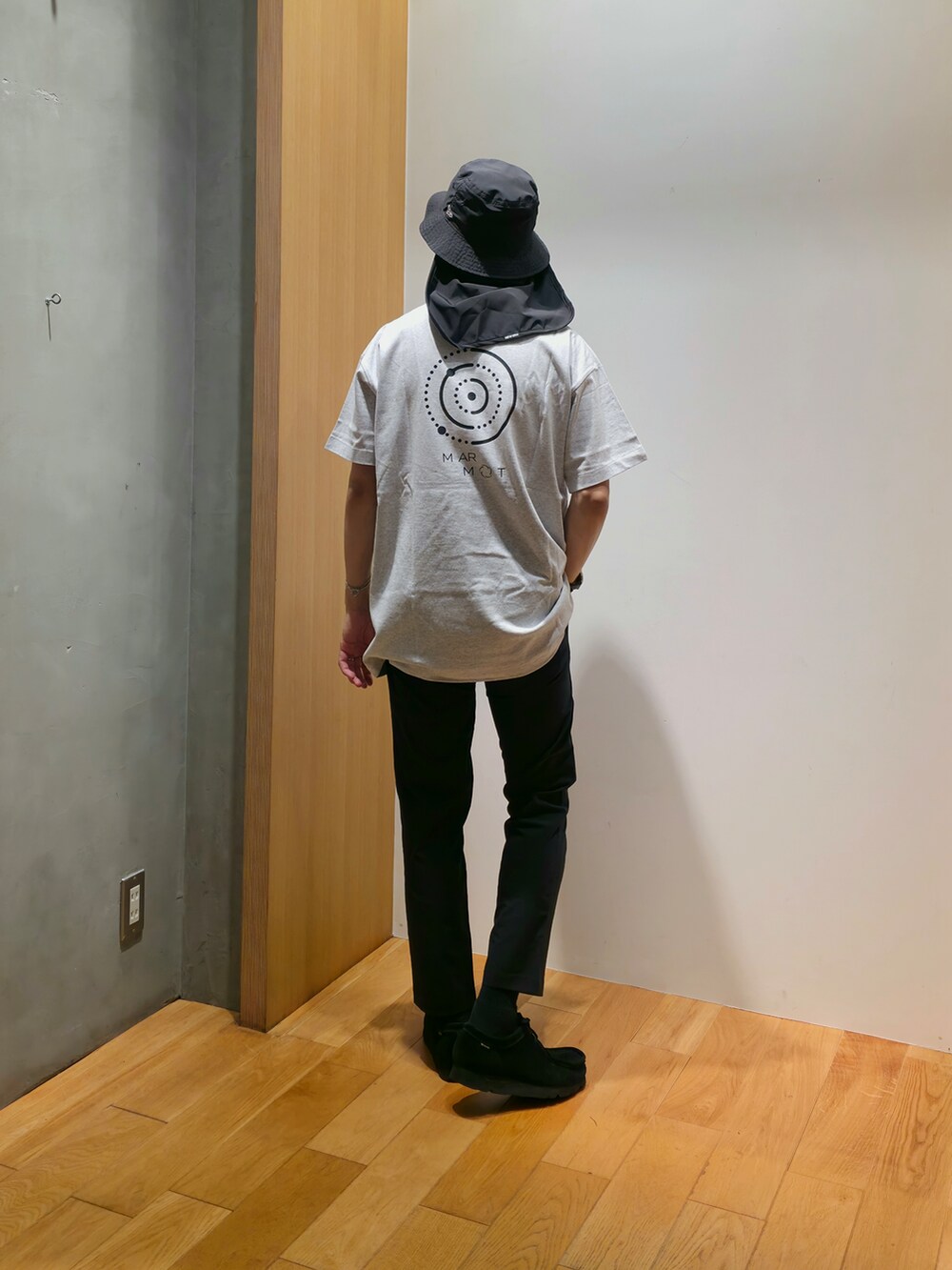 ブラック系のシャツ/ブラウス、グレー系のTシャツ/カットソー、ブラック系のその他パンツを着用したメンズの夏コーディネートの3枚目の写真