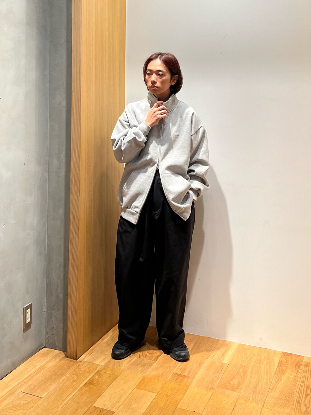 「フリース、冬アウター、最近のいい感じコーデ、スニーカー、モード、お出かけコーデ、スラックス、モノトーン、テーマパークコーデ、クリスマスに着たい服、チェック、マイベストコーデ2024、冬コーデ、休日スタイル、スウェット」｜「URBAN RESEARCHのバルカラーコート（ステンカラーコート、その他）」を使った、UR_SkmK.さん（メンズ・167cm）の冬コーディネートの3枚目の写真