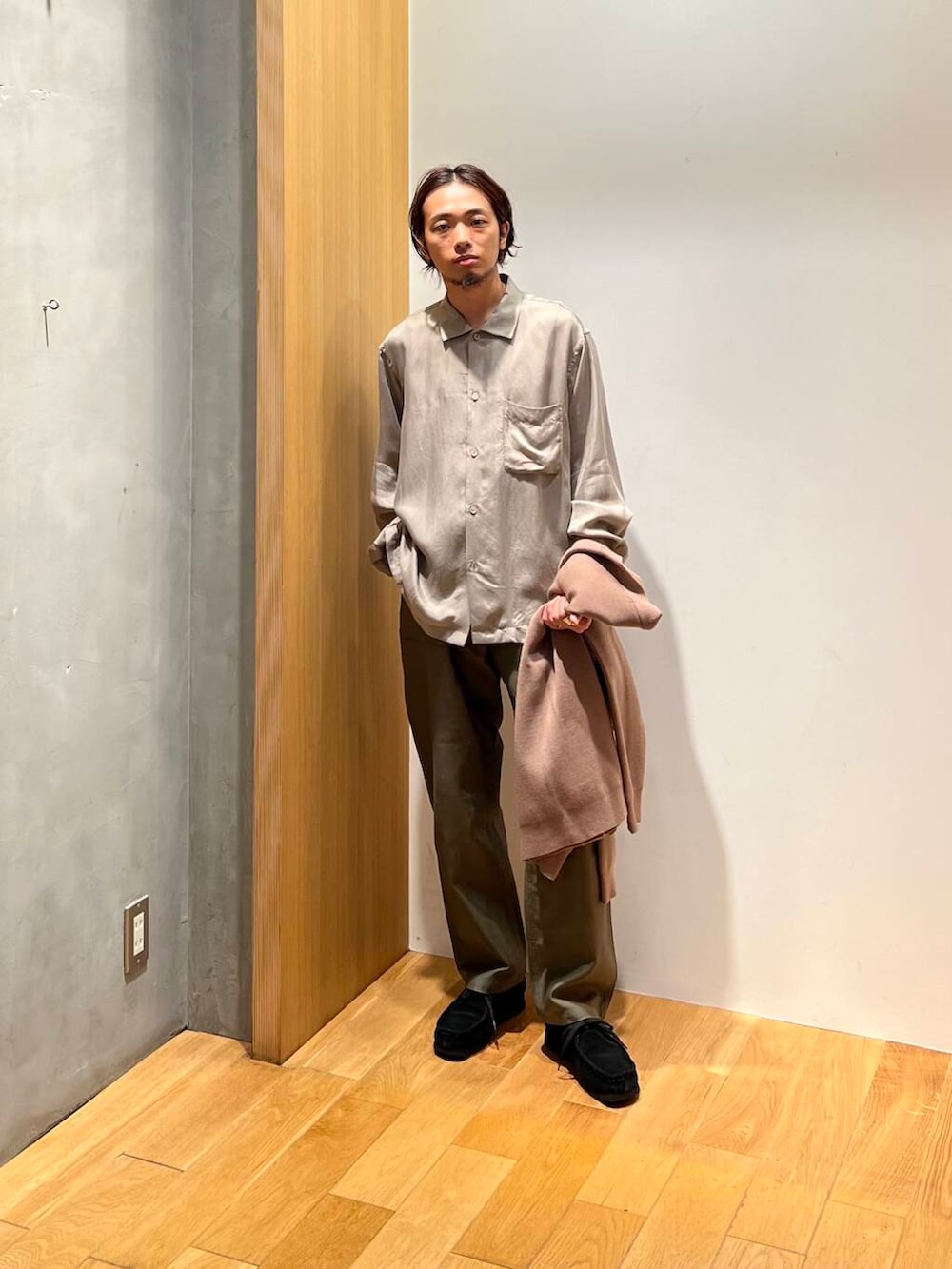 ブラック系のその他シューズ、ベージュ系のシャツ/ブラウス、ベージュ系のカーディガン/ボレロを着用したメンズの秋コーディネートの5枚目の写真