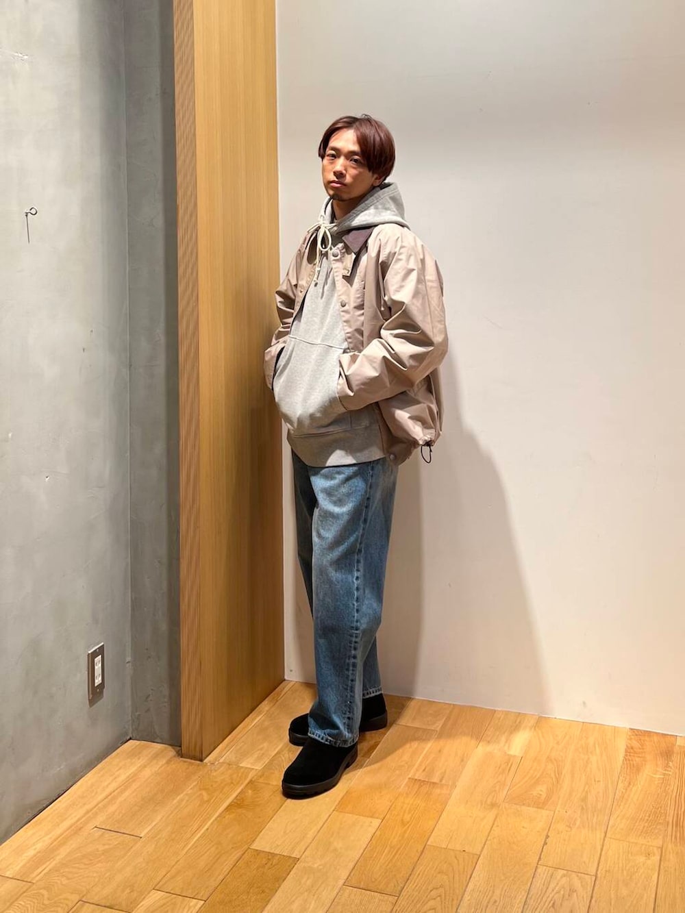 ブラック系のブーツ、ブルー系のデニムパンツ、ベージュ系のナイロンジャケットを着用したメンズの冬コーディネートの5枚目の写真