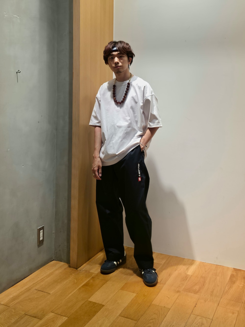 グリーン系のシャツ/ブラウス、ホワイト系のTシャツ/カットソー、ブルー系のその他パンツを着用したメンズの夏コーディネートの4枚目の写真