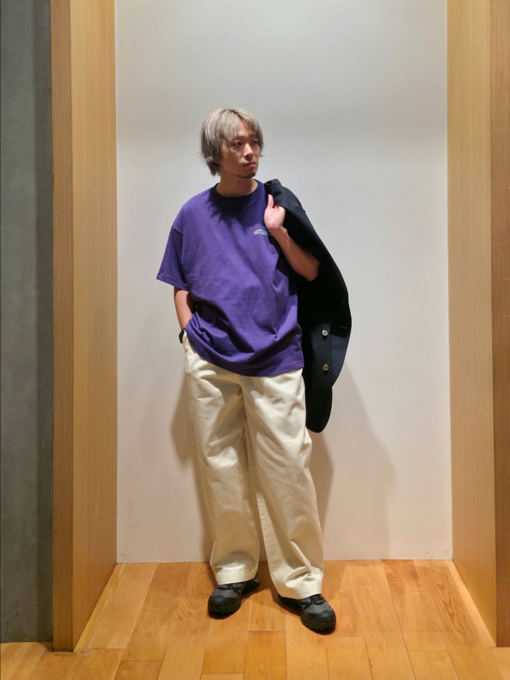 ブルー系のテーラードジャケット、パープル系のTシャツ/カットソー、ホワイト系のその他パンツを着用したメンズの夏コーディネートの5枚目の写真