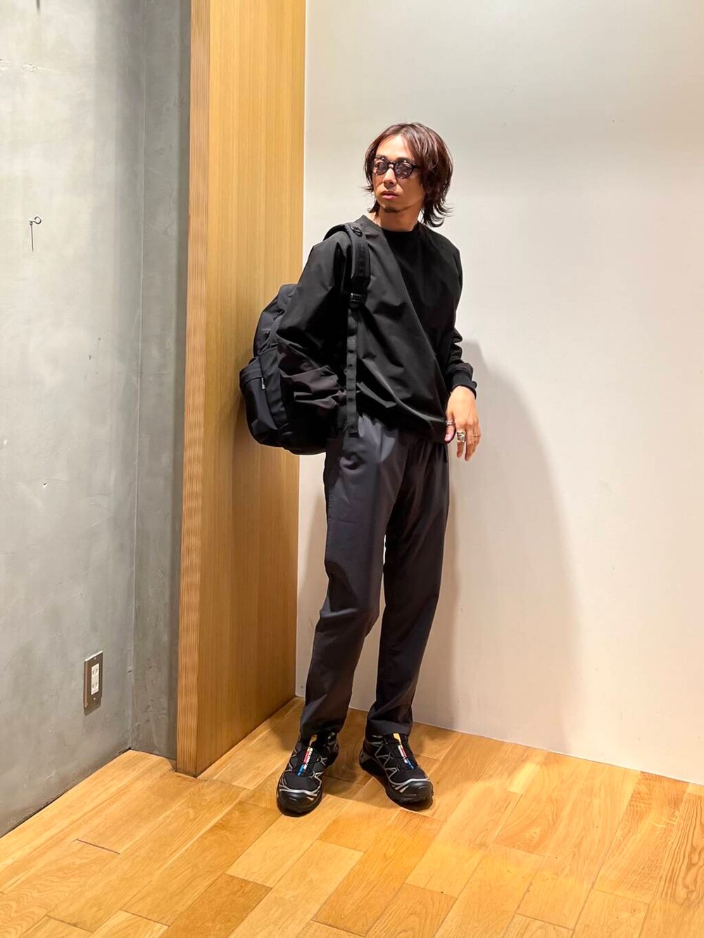 ブラック系のTシャツ/カットソー、グレー系のその他パンツ、ブラック系のバックパック/リュックを着用したメンズの夏コーディネートの3枚目の写真