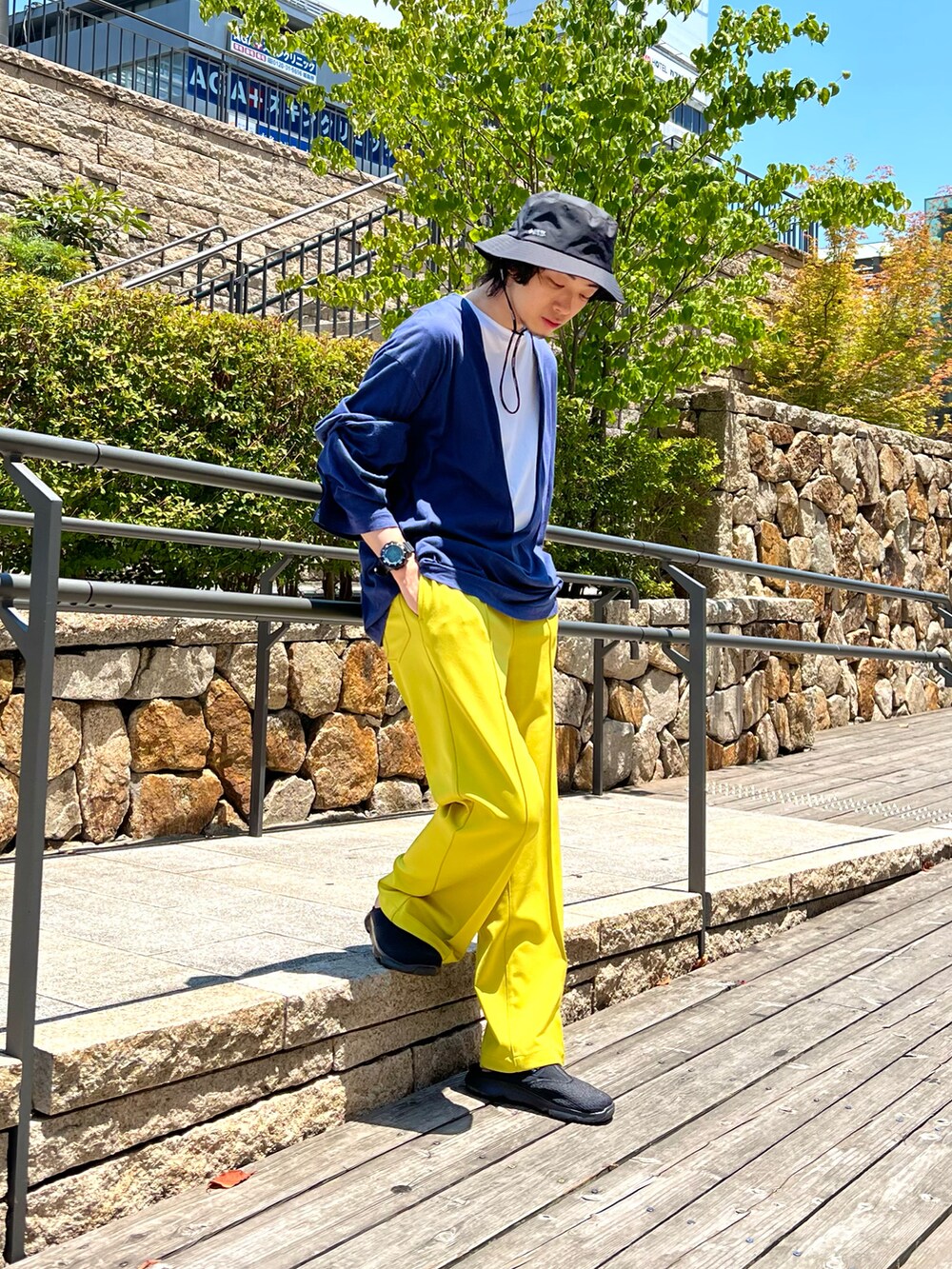 ブルー系のトップス、ホワイト系のTシャツ/カットソー、グリーン系のその他パンツを着用したメンズの夏コーディネートの2枚目の写真