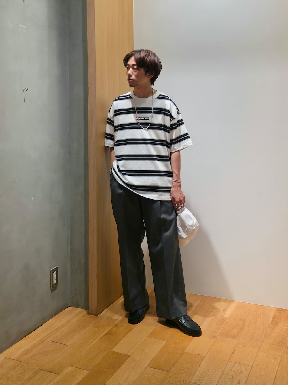 ホワイト系のTシャツ/カットソー、グレー系のその他パンツ、ブラック系のローファーを着用したメンズの夏コーディネートの2枚目の写真