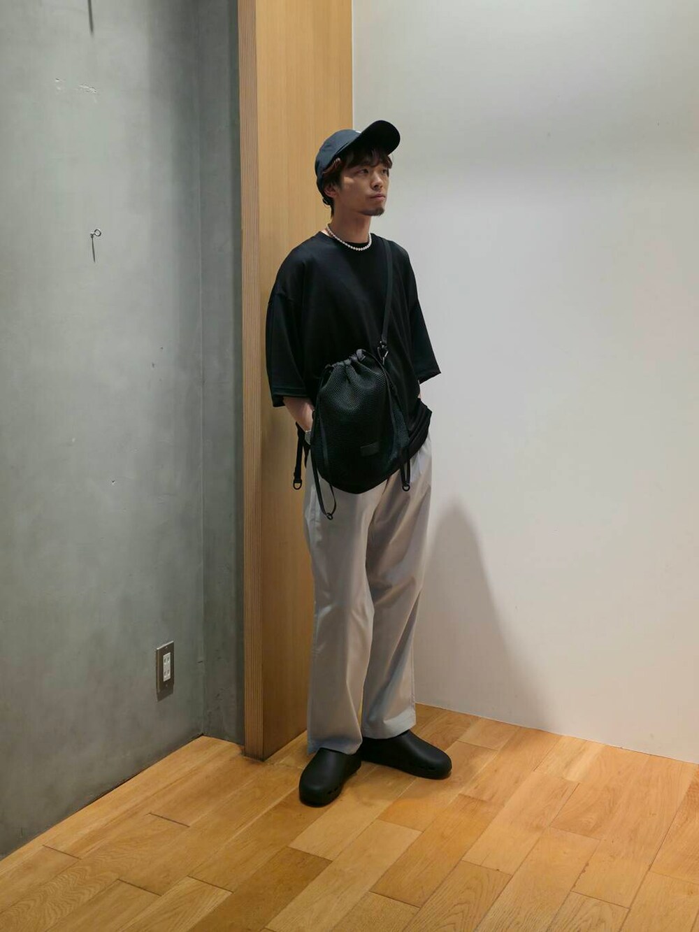 グレー系のその他パンツ、ブラック系のショルダーバッグ、ブラック系のサンダルを着用したメンズの夏コーディネートの2枚目の写真