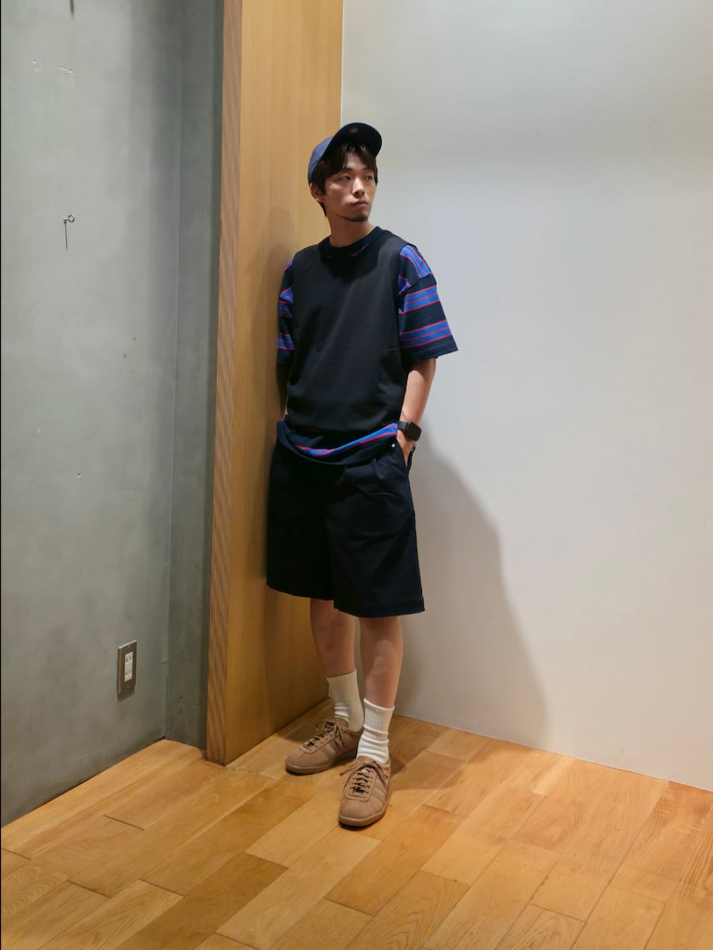 ブラック系のタンクトップ、ブルー系のTシャツ/カットソー、ブルー系のその他パンツを着用したメンズの夏コーディネートの2枚目の写真