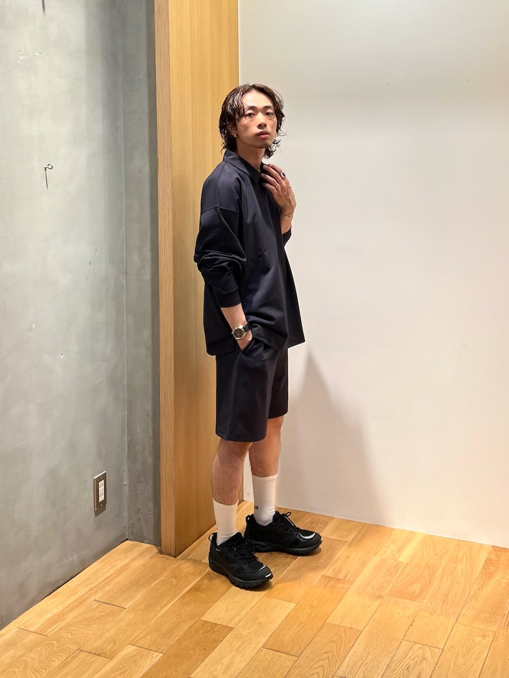 ブルー系のポロシャツ、ブルー系のその他パンツ、ブラック系のスニーカーを着用したメンズの夏コーディネートの3枚目の写真