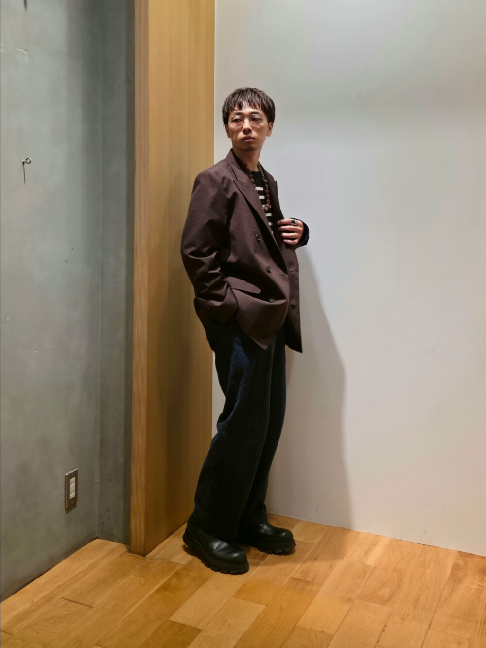 ブラウン系のその他アウター、ブラック系のTシャツ/カットソー、その他のその他を着用したメンズの秋コーディネートの5枚目の写真