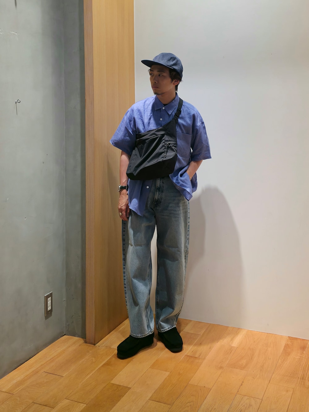 ブルー系のシャツ/ブラウス、ブラック系のTシャツ/カットソー、ブルー系のデニムパンツを着用したメンズの夏コーディネートの2枚目の写真