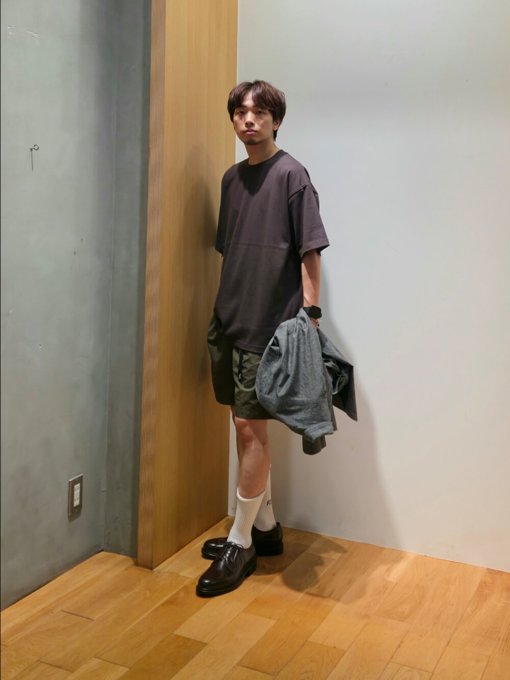 ブラック系のシャツ/ブラウス、グリーン系のTシャツ/カットソー、グリーン系のその他パンツを着用したメンズの夏コーディネートの4枚目の写真