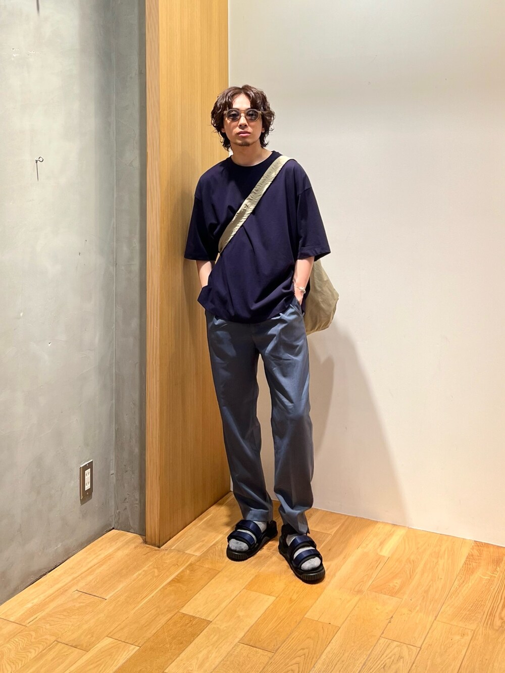 「スポーツミックス、シンプルコーデ、きれいめカジュアル、メガネ男子、春夏コーデ、アウトドアスタイル、スラックス、休日スタイル、サングラス、低身長コーデ、ショルダーバッグ、ワントーンコーデ、スポーツサンダル、ビッグシルエット、yleve」|「URBAN RESEARCHのTRON WOOL イージートラウザー(その他パンツ、ブルー系)」を使った、UR_SkmK.さん(メンズ・167cm)の春コーディネートの5枚目の写真
