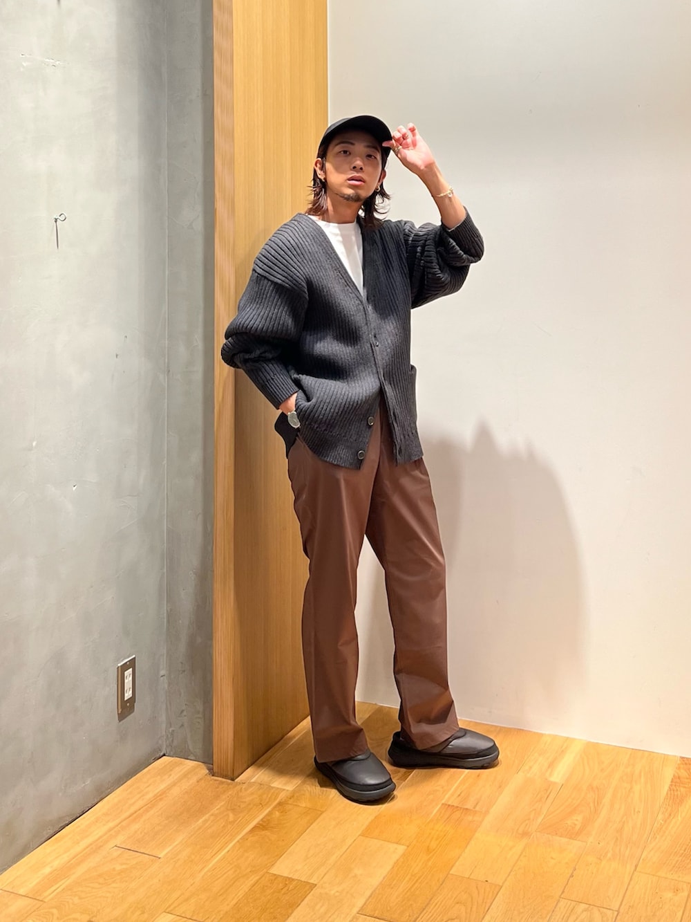 グレー系のカーディガン/ボレロ、ホワイト系のTシャツ/カットソー、ブラウン系のその他パンツを着用したメンズの秋コーディネートの2枚目の写真