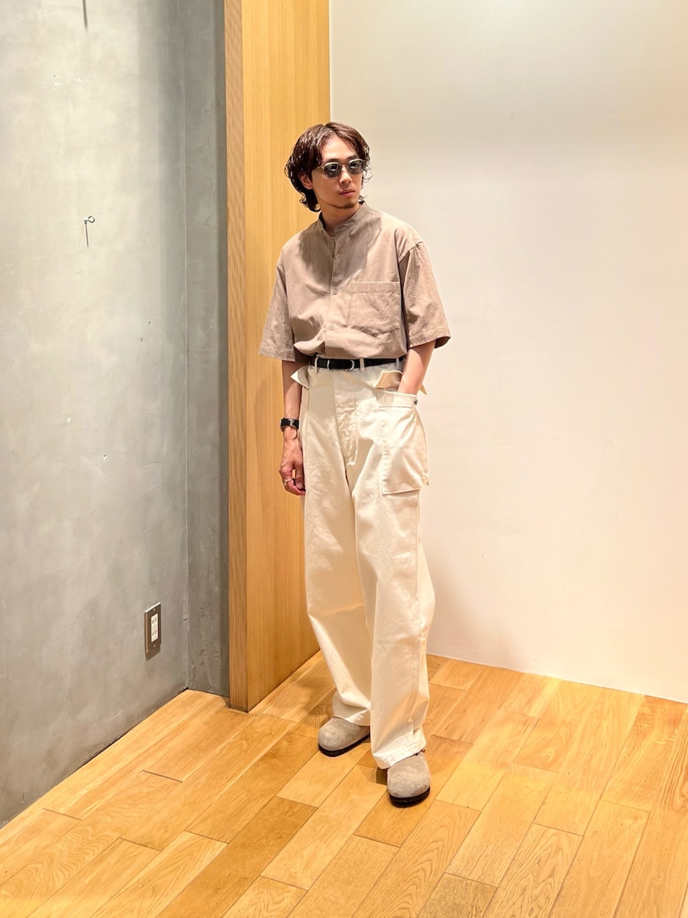 ブラウン系のシャツ/ブラウス、ホワイト系のTシャツ/カットソー、ホワイト系のその他パンツを着用したメンズの春コーディネートの3枚目の写真